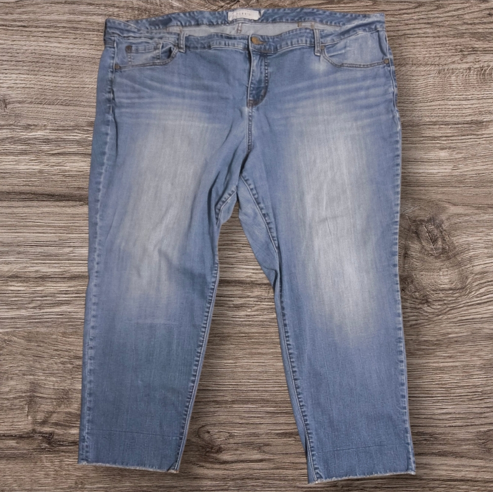 Torrid Women's Plus Size Light Wash Straight Leg Crop Stretch Jeans-Size 26